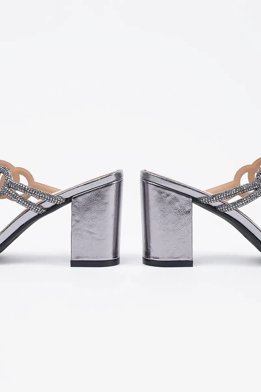 Hõbedased sussid kõrgel kontsal... Hõbedased sussid kõrgel kontsal...