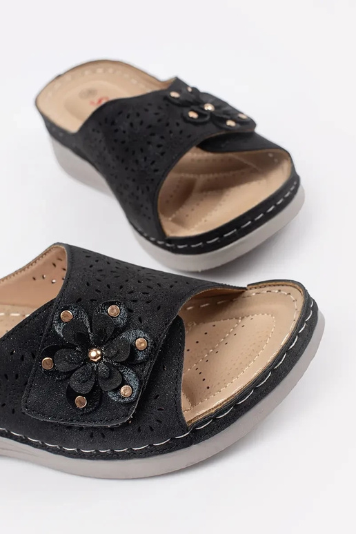 Mustad naiste sussid paksul tallal