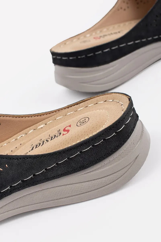 Mustad naiste sussid paksul tallal