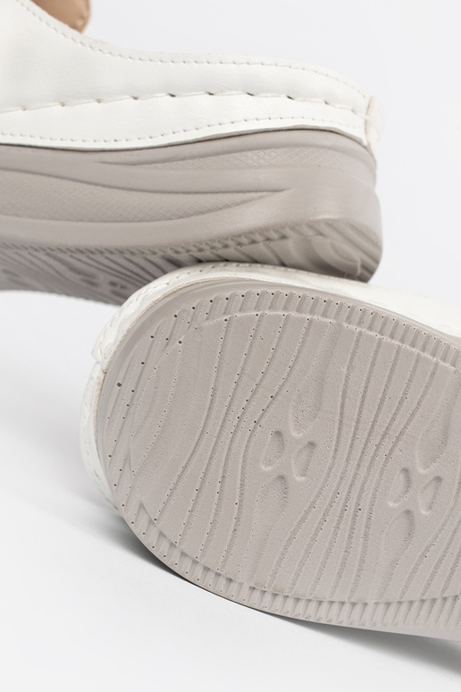 Sussid kinniste varvastega ja...