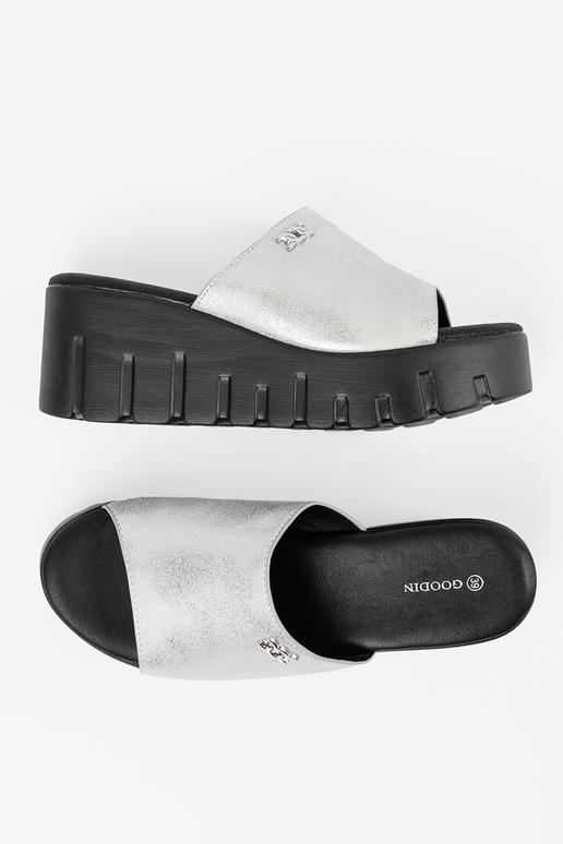 Sussid musta platvormiga hõbedase... Sussid musta platvormiga hõbedase...