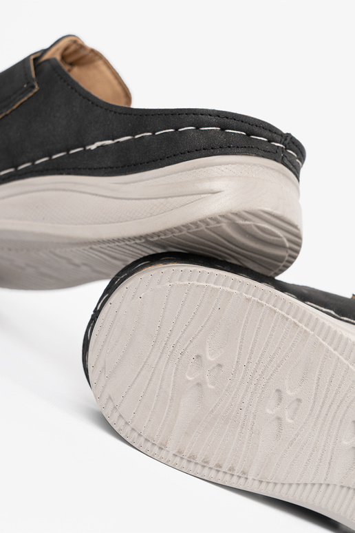 Sussid kinniste varvastega ja...