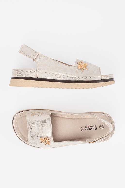 Elevandiluu värvi platvormsandaalid... Elevandiluu värvi platvormsandaalid...