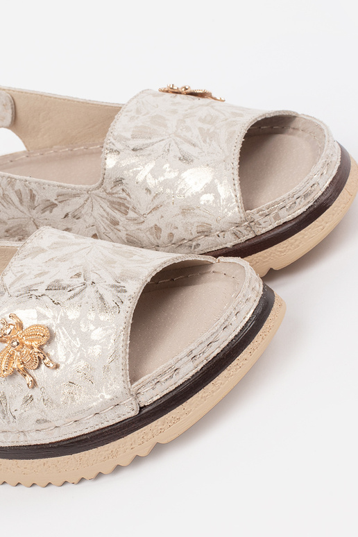 Elevandiluu värvi platvormsandaalid... Elevandiluu värvi platvormsandaalid...