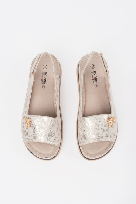 Elevandiluu värvi platvormsandaalid... Elevandiluu värvi platvormsandaalid...