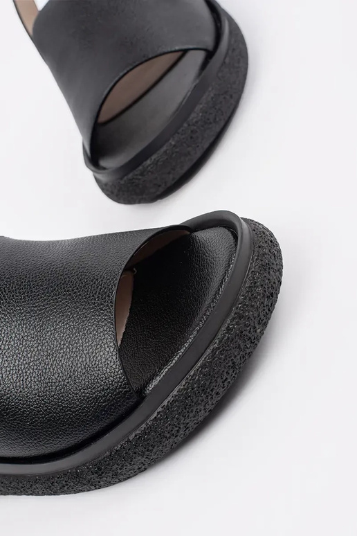 mustad mugavad sandaalid naistele