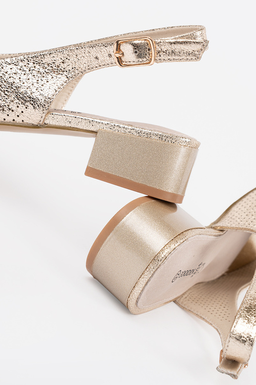 Kuldse värviga aukudega naiste... Kuldse värviga aukudega naiste...