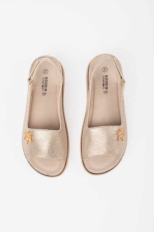 Kuldne platvormsandaalid kinnitusega Kuldne platvormsandaalid kinnitusega