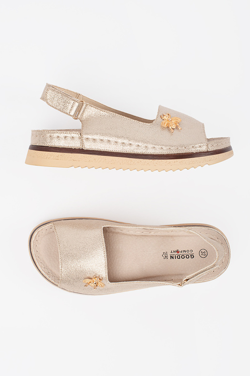 Kuldne platvormsandaalid kinnitusega Kuldne platvormsandaalid kinnitusega