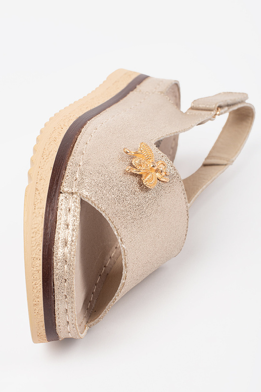 Kuldne platvormsandaalid kinnitusega Kuldne platvormsandaalid kinnitusega