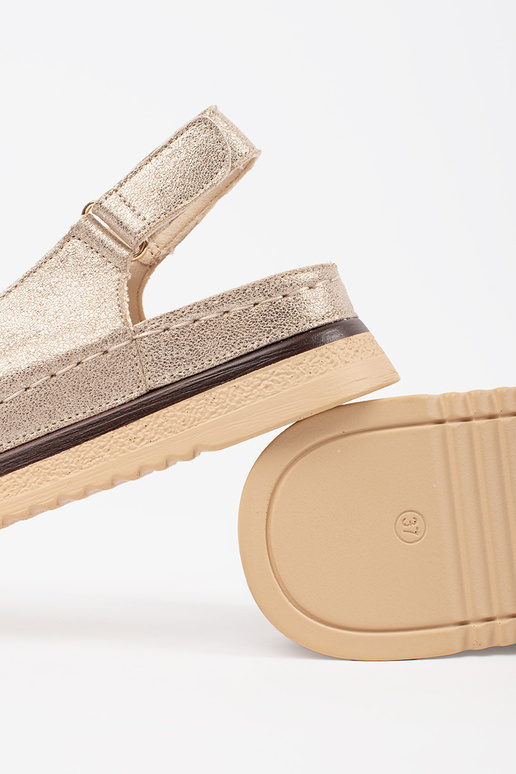 Kuldne platvormsandaalid kinnitusega Kuldne platvormsandaalid kinnitusega