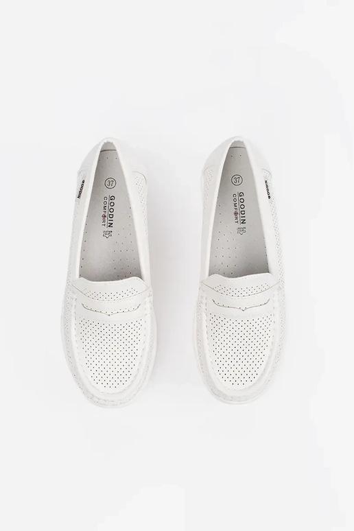 valged mokasiinid paksul tallal