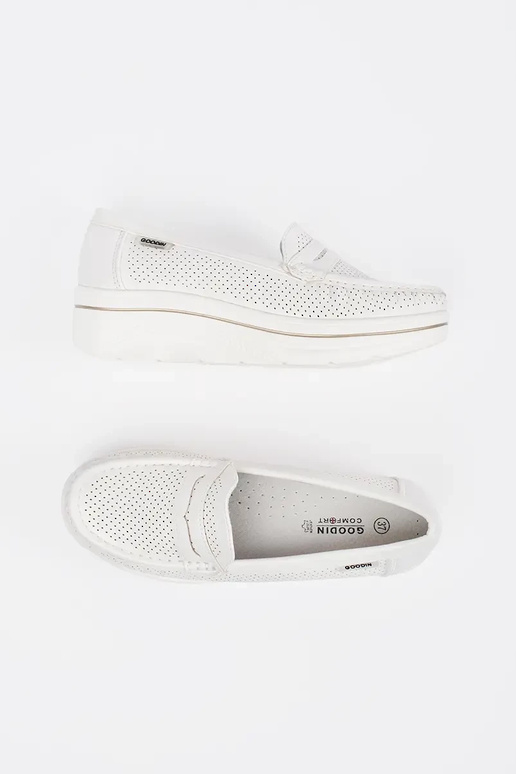 valged mokasiinid paksul tallal