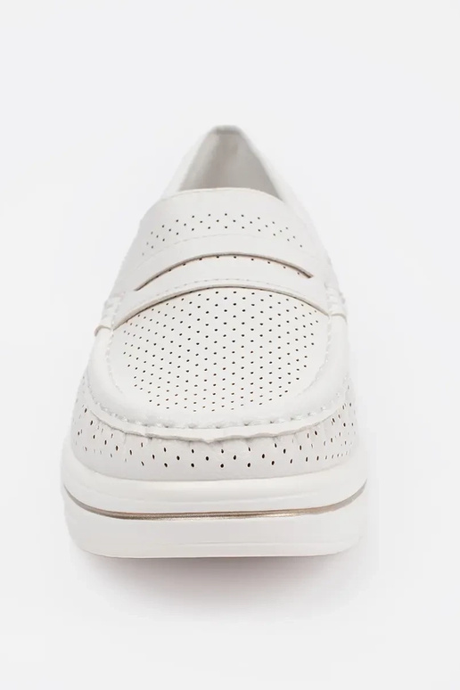 valged mokasiinid paksul tallal