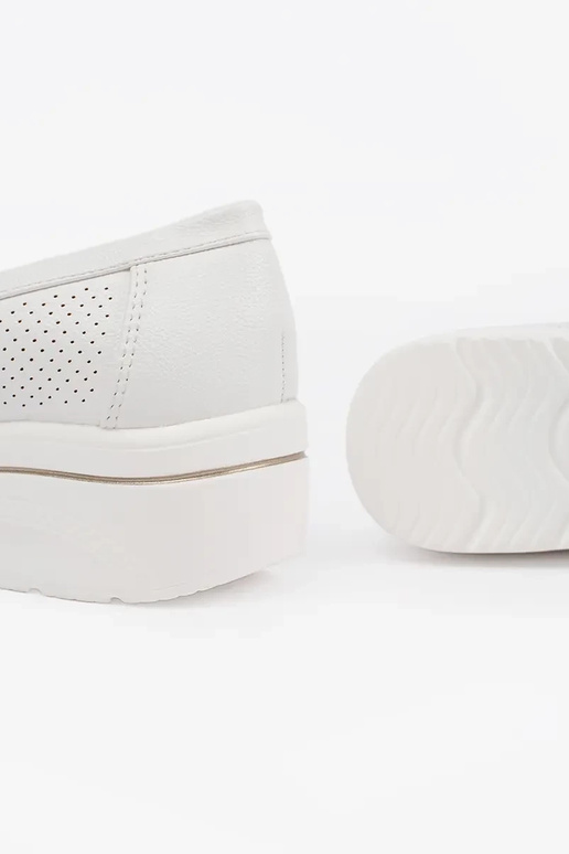 valged mokasiinid paksul tallal