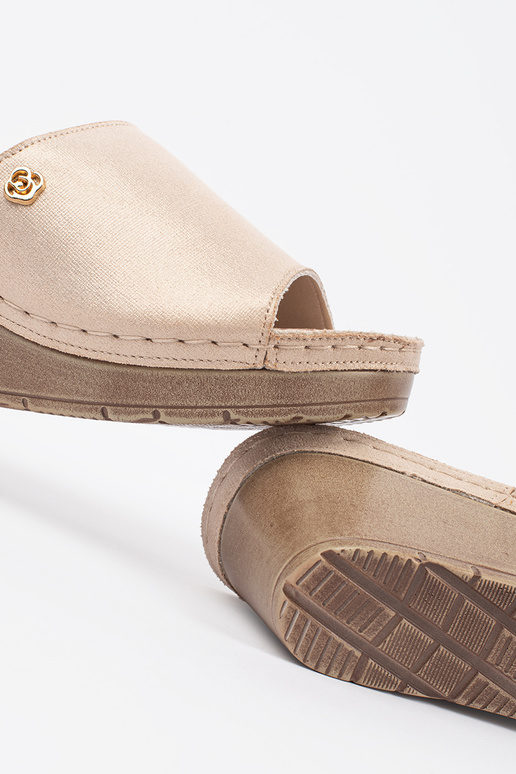 Kuldne naiste plätud kõrgendatud tallal