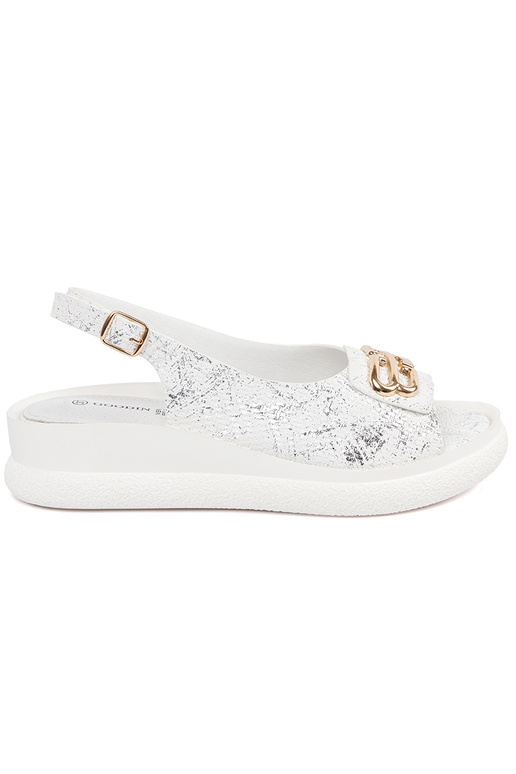 Valged sandaalid dekoratsioonidega