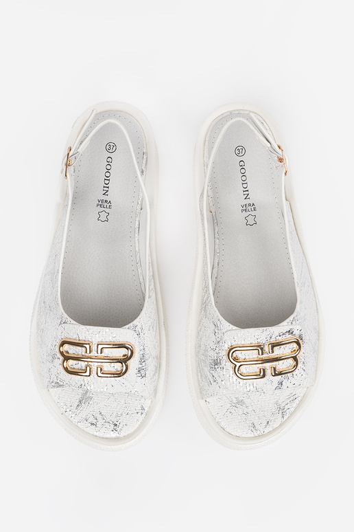 Valged sandaalid dekoratsioonidega