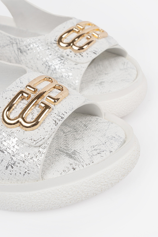 Valged sandaalid dekoratsioonidega