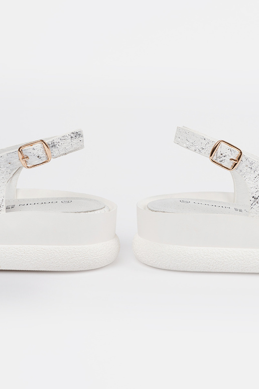 Valged sandaalid dekoratsioonidega