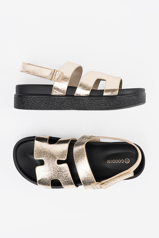 Klassikalise mudeli platvormsandals... Klassikalise mudeli platvormsandals...