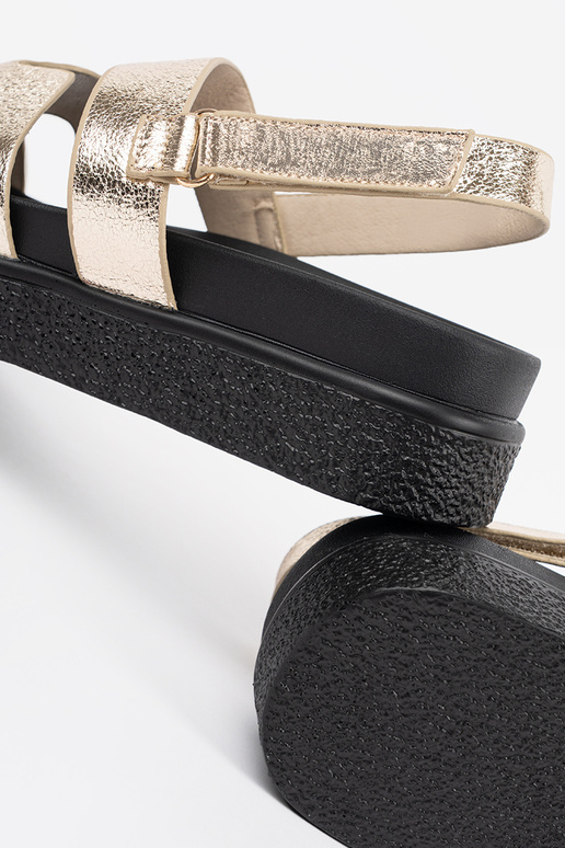 Klassikalise mudeli platvormsandals... Klassikalise mudeli platvormsandals...