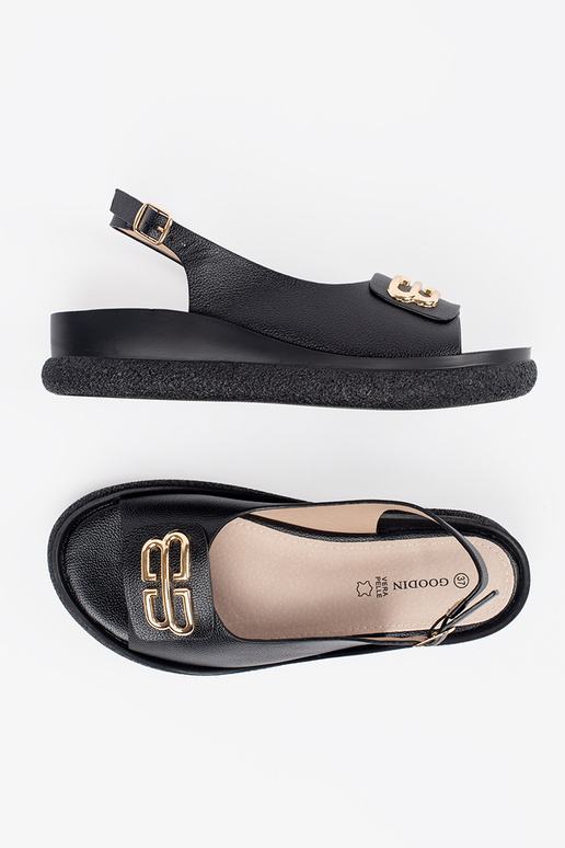 Mustad dekoratiivsed sandaalid...