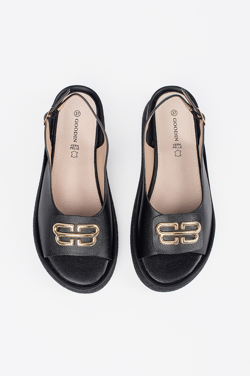 Mustad dekoratiivsed sandaalid...