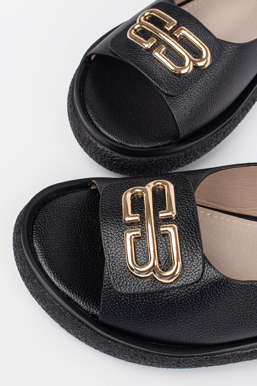 Mustad dekoratiivsed sandaalid...