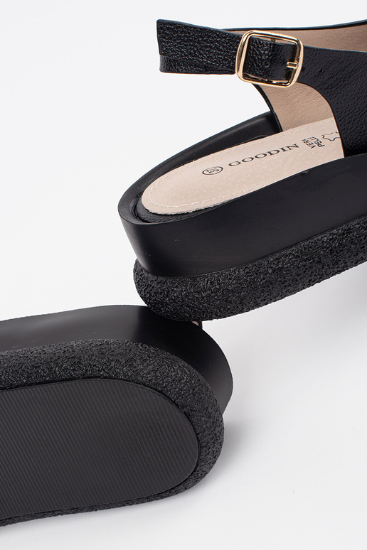 Mustad dekoratiivsed sandaalid...