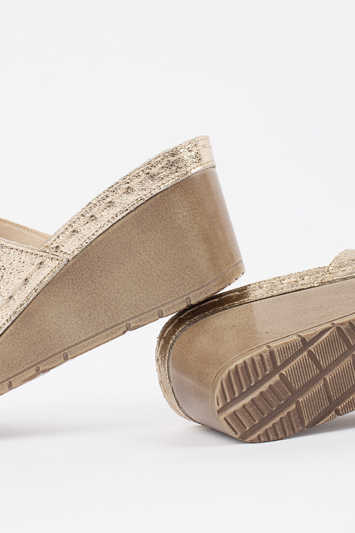 Kuldse värvi pleiatsandalid naistele