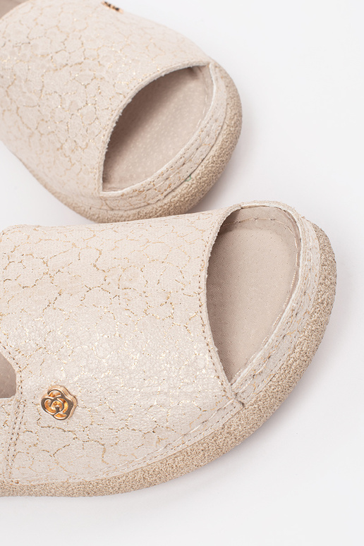 Liivakarva sandaalid nahkse sisetallaga