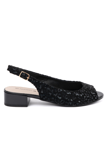 mustad sandaalid madalal...