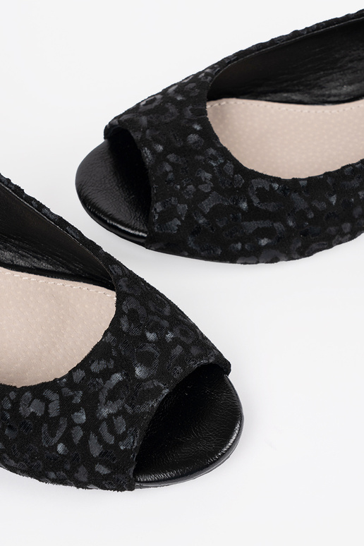 mustad sandaalid madalal kontsal...