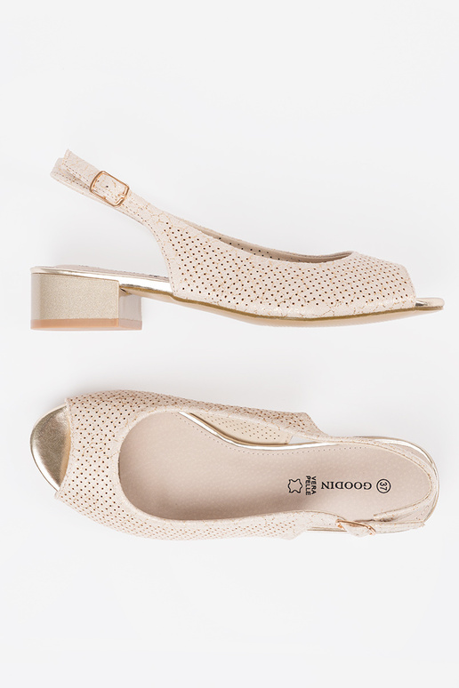 elevandiluust värvi avatud sandaalid... elevandiluust värvi avatud sandaalid...