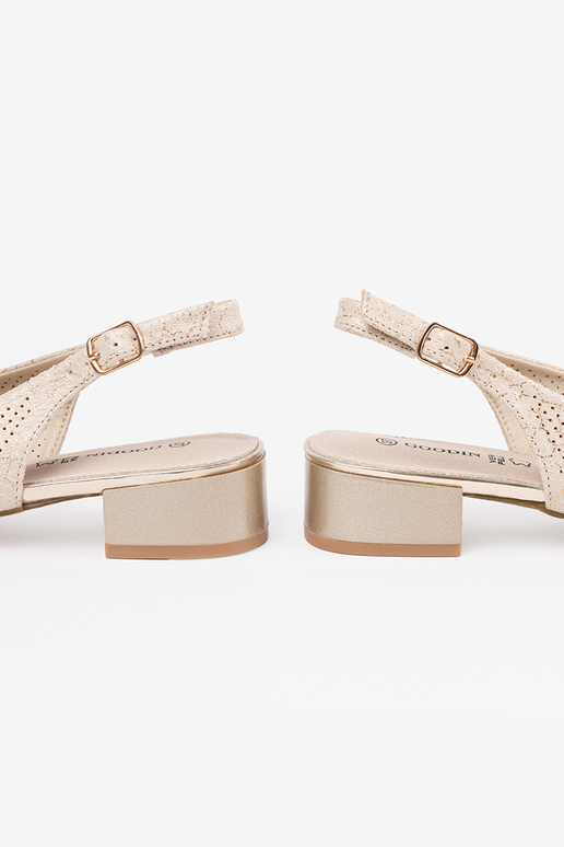 elevandiluust värvi avatud sandaalid... elevandiluust värvi avatud sandaalid...