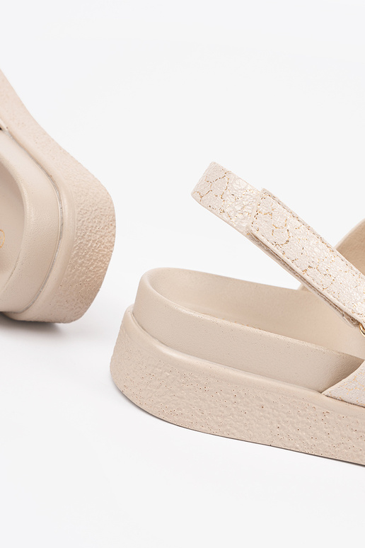 Klassikalise mudeli platvormsandals... Klassikalise mudeli platvormsandals...