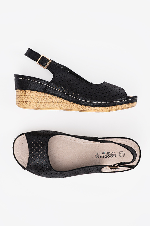 Mustad aukude mustriga sandaalid