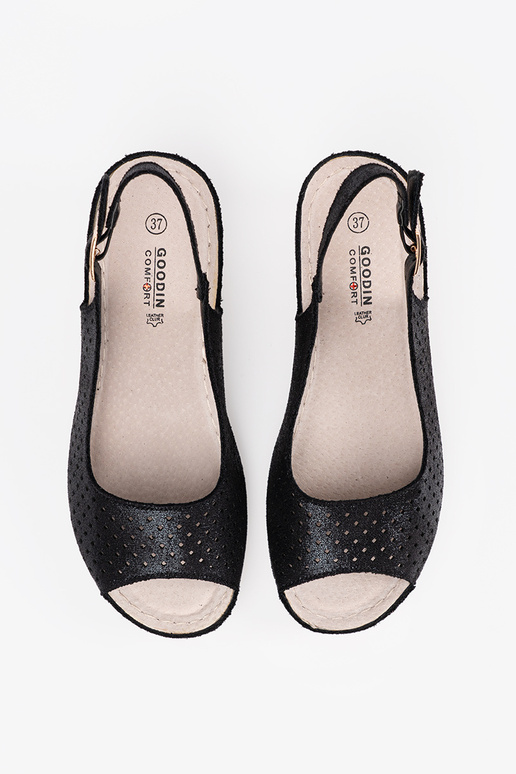 Mustad aukude mustriga sandaalid