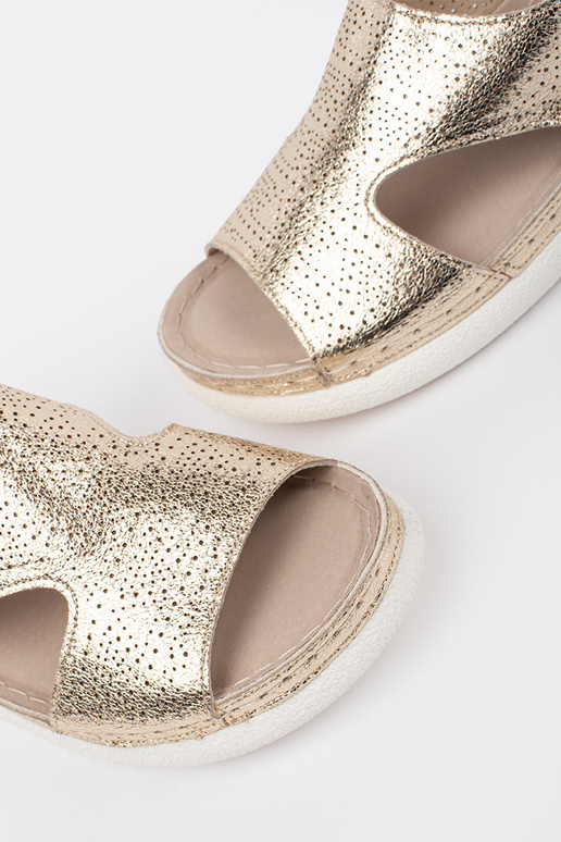 Kuldse värvi sandaalid kõrgel platvormil