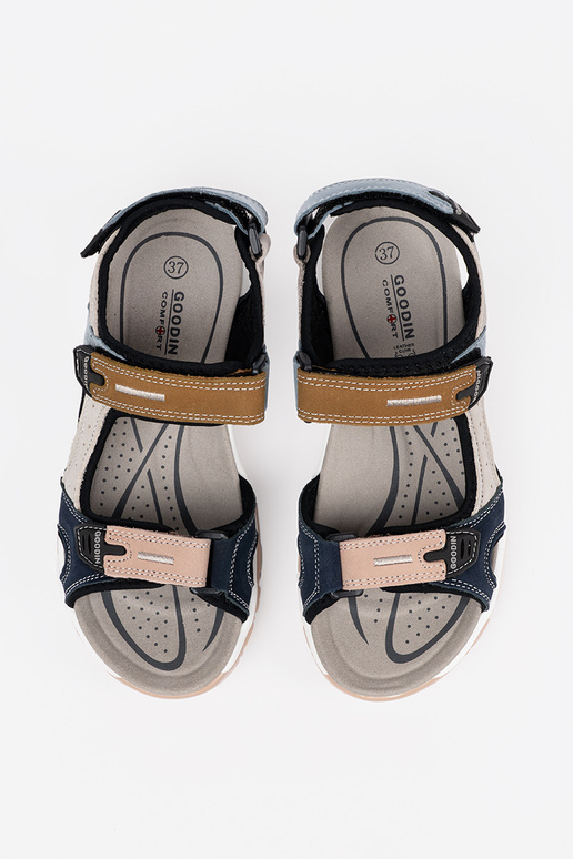 Erinevate värvidega spordisandaalid