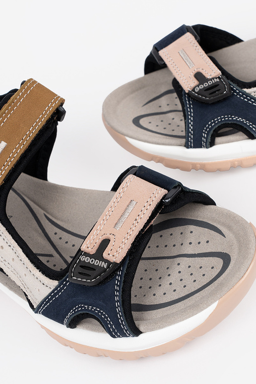 Erinevate värvidega spordisandaalid