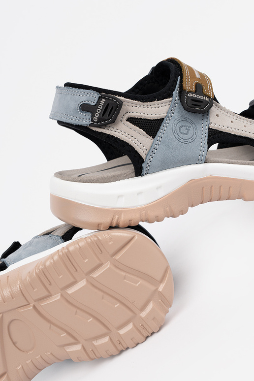 Erinevate värvidega spordisandaalid