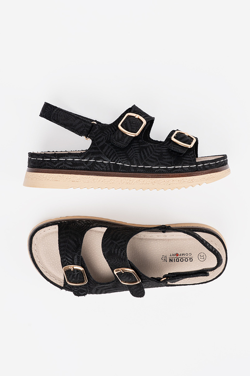 mustad sandaalid kuldsete elementidega