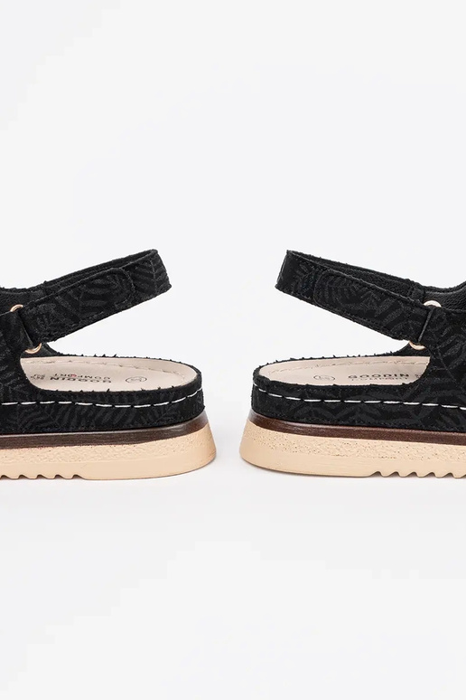 mustad sandaalid kuldsete elementidega