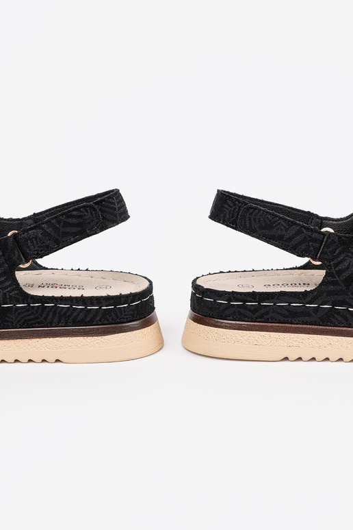 mustad sandaalid kuldsete elementidega