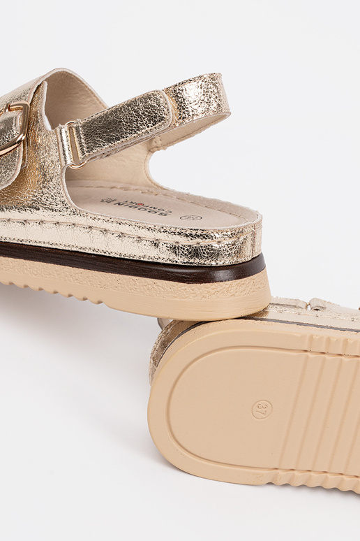 kuldne sandaalid kuldsete elementidega