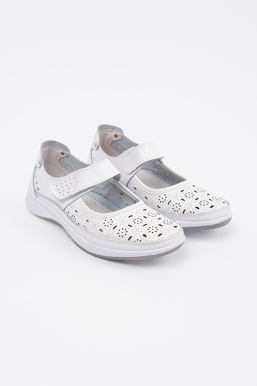 Ažuurne disainiga sandaalid valge nahaga Ažuurne disainiga sandaalid valge nahaga