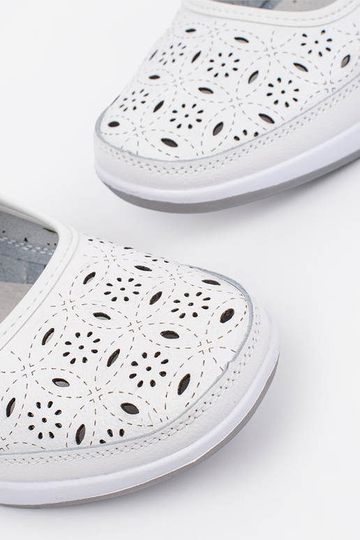 Ažuurne disainiga sandaalid valge nahaga Ažuurne disainiga sandaalid valge nahaga