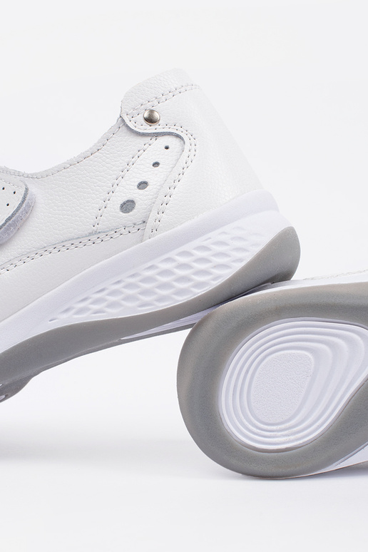 Ažuurne disainiga sandaalid valge nahaga Ažuurne disainiga sandaalid valge nahaga